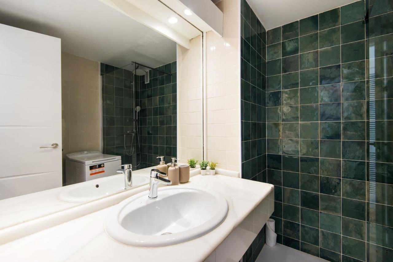 Aloha Puerto Private Apartment 1St Line Carihuela Beach Torremolinos Luaran gambar